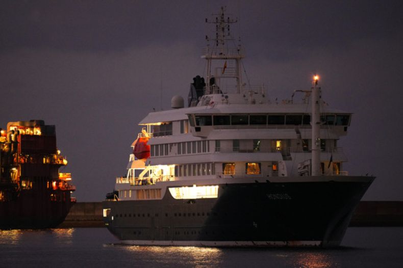 El MV Hondius, un crucero afectado por un brote de hantavirus, se ve fondeado tras llegar al puerto de Granadilla, en Tenerife, Islas Canarias, España, el domingo 10 de mayo de 2026. (AP Foto/Manu Fernández)