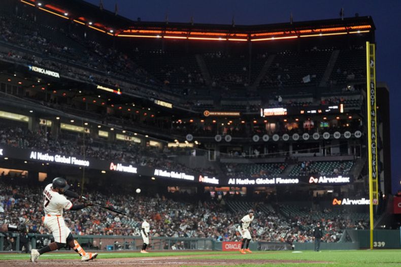 Heliot Ramos, de los Gigantes de San Francisco, batea un cuadrangular de dos carreras durante la octava entrada del juego de béisbol de Grandes Ligas ante los Azulejos de Toronto, el lunes 6 de julio de 2026, en San Francisco. (AP Foto/Jeff Chiu)