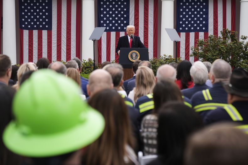 El presidente estadounidense Donald Trump habla durante un evento para anunciar aranceles nuevos en la Rosaleda de la Casa Blanca, en Washington, el miércoles 2 de abril de 2025. (AP Foto/Mark Schiefelbein)