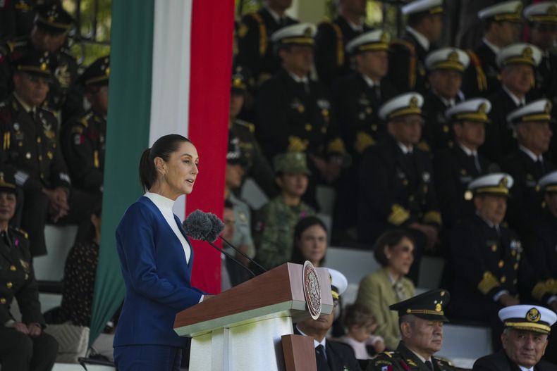 La presidenta mexicana Claudia Sheinbaum se dirige a las Fuerzas Armadas en Campo Marte en Ciudad de México, el jueves 3 de octubre de 2024. (AP Foto/Fernando Llano)