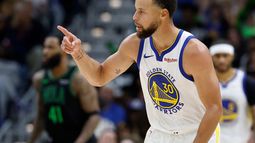 Stephen Curry, base de los Warriors de Golden State, reacciona a una canasta de tres puntos contra los Pelicans de Nueva Orleans durante el tercer cuarto de un juego de baloncesto de la NBA, el domingo 16 de noviembre de 2025, en Nueva Orleans. (AP Photo/Butch Dill)