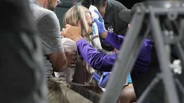 Reportera de TV, herida por pelotazo en juego de Rockies