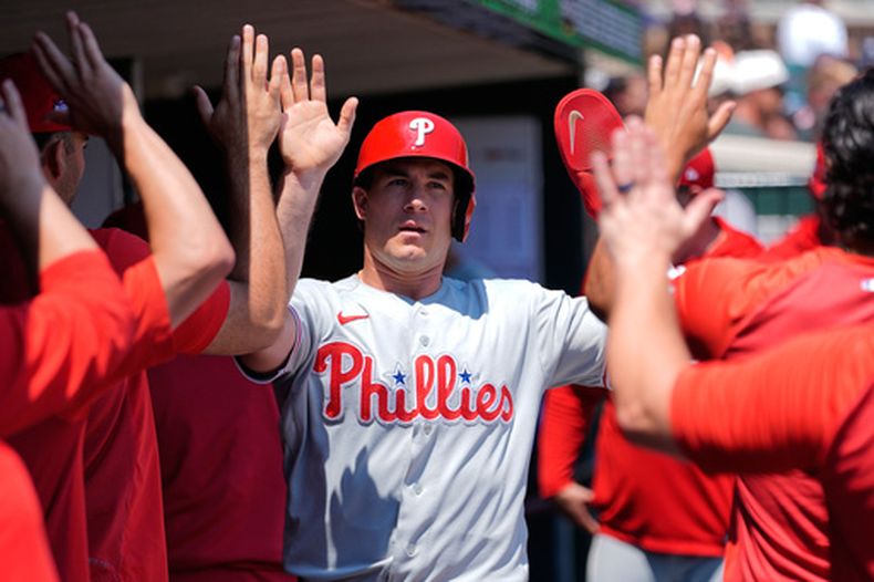 J.T. Realmuto de los Filis de Filadelfia celebra tras anotar en la tercera entrada ante los Tigres de Detroit el domingo 12 de julio del 2026. (AP Foto/Paul Sancya)