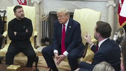El vicepresidente JD Vance, derecha, habla con el presidente ucraniano Volodymyr Zelenskyy, izquierda, mientras el presidente Donald Trump escucha en el Despacho Oval de la Casa Blanca, el viernes 28 de febrero de 2025, en Washington. (AP Foto/ Mystyslav Chernov)