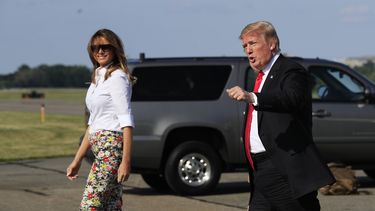 Melania sopesa lo que ve durante visitas a migrantes