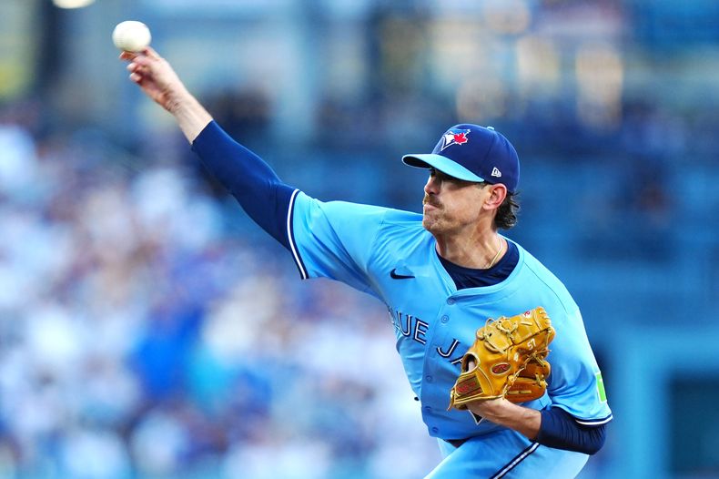 Shane Bieber (57), lanzador de los Azulejos de Toronto, lanza frente a los Dodgers de Los Ángeles, durante la primera entrada del cuarto juego de la Serie Mundial, el martes 28 de octubre de 2025. (Frank Gunn/The Canadian Press via AP)