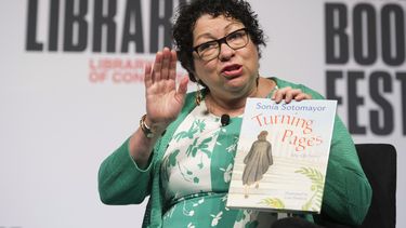 Magistrada Sotomayor presenta dos autobiografías para niños