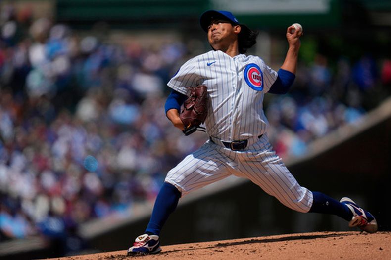 El lanzador abridor de los Cachorros de Chicago, Shota Imanaga (18), realiza un lanzamiento durante la segunda entrada de un partido de béisbol contra los Diamondbacks de Arizona, el sábado 2 de mayo de 2026, en Chicago. (AP Foto/Erin Hooley)