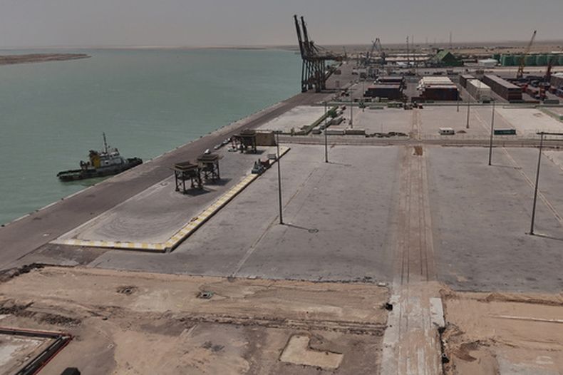Esta fotografía aérea muestra el puerto de Umm Qasr sin barcos comerciales ni de carga, cerca de la ciudad de Basora, a 550 kilómetros (340 millas) al sureste de Bagdad, Irak, el martes 28 de julio de 2026. (Foto AP/Ali Rahim)