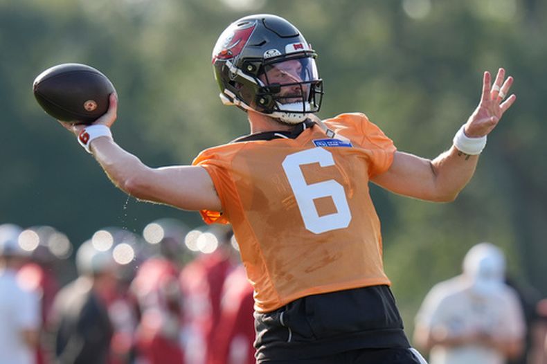Baker Mayfield (6), quarterback de los Buccaneers de Tampa Bay, lanza un pase durante la práctica en el campamento de entrenamiento del equipo de la NFL, el miércoles 29 de julio de 2026, en Tampa, Florida. (AP Foto/Chris OMeara)
