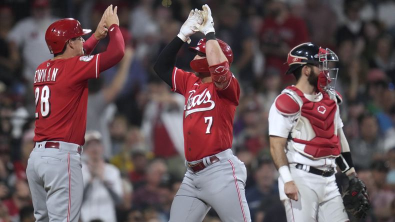 Spencer Steer (7), de los Rojos de Cincinnati, cruza el plato y celebra con Kevin Newman (28) después de su cuadrangular de dos carreras en contra de los Medias Rojas de Boston durante la séptima entrada del juego de béisbol en Fenway Park, el miércoles 31 de mayo de 2023, en Boston. (AP Foto/Charles Krupa)