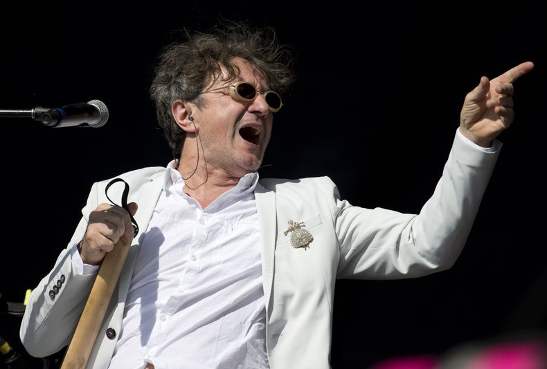 ARCHIVO - El músico y compositor serbio Goran Bregovic se presenta en la 17ª edición del festival Vive Latino en la Ciudad de México el 24 de abril de 2016. (Foto AP/Eduardo Verdugo, archivo)