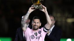 El delantero argentino Lionel Messi alza el Balón de Oro antes de un partido amistoso del Inter Miami ante el New York City FC, el viernes 10 de noviembre de 2023, en Fort Lauderdale, Florida (AP Foto/Lynne Sladky)