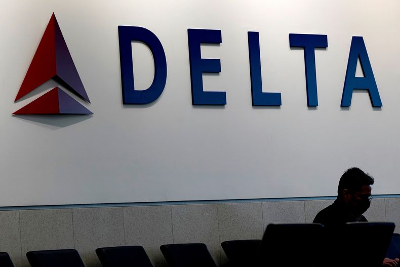 ARCHIVO - Un hombre espera un vuelo de Delta Airlines en el Aeropuerto Internacional Hartsfield-Jackson en Atlanta el 7 de enero de 2022. (AP Foto/Charlie Riedel, archivo)