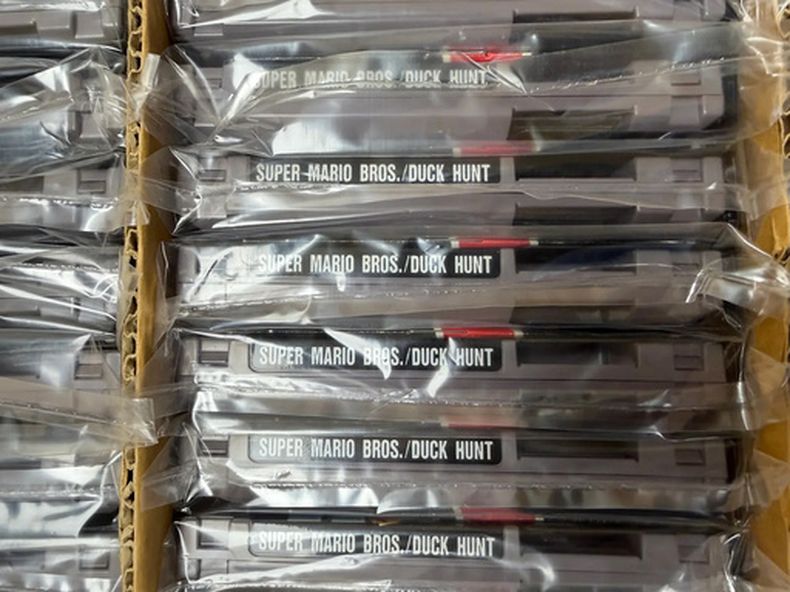 Esta foto, cortesía de Nintendo Wire, muestra una caja con casi 100 copias sin usar de Super Mario Bros. y Duck Hunt para la consola Nintendo Entertainment System, el miércoles 17 de junio de 2026. Los cartuchos fueron redescubiertos en un almacén de Waukesha, Wisconsin, por Kevin Braun, dueño de la tienda OneStopWonders, y Jason Ganos, editor de Nintendo Wire. (Jason Ganos/Nintendo Wire vía AP)