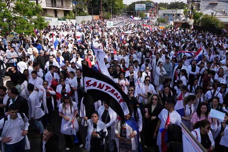 Médicos se manifiestan durante una huelga para reclamar mejores salarios en Asunción, Paraguay, el lunes 24 de agosto de 2026. (Foto AP/Jorge Sáenz)