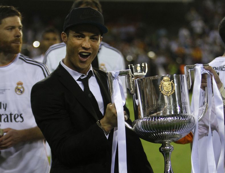 El jugador de Real Madrid, Cristiano Ronaldo, sostiene el trofeo de la Copa del Rey el mi&eacute;rcoles, 16 de abril de 2014, en Valencia, Espa&ntilde;a. (AP Photo/Alberto Saiz)