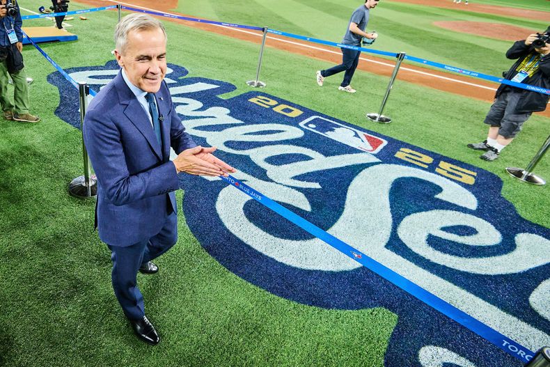 El primer ministro de Canadá Mark Carney habla con la prensa durante el día de medios de los Azulejos de Toronto antes de la Serie Mundial el jueves 23 de octubre del 2025. (Sammy Kogan/The Canadian Press via AP)