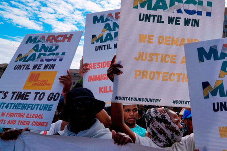 Ciudadanos sudafricanos protestan contra la inmigración no autorizada, en Johannesburgo, Sudáfrica, el 29 de abril de 2026. (Foto AP/Themba Hadebe)