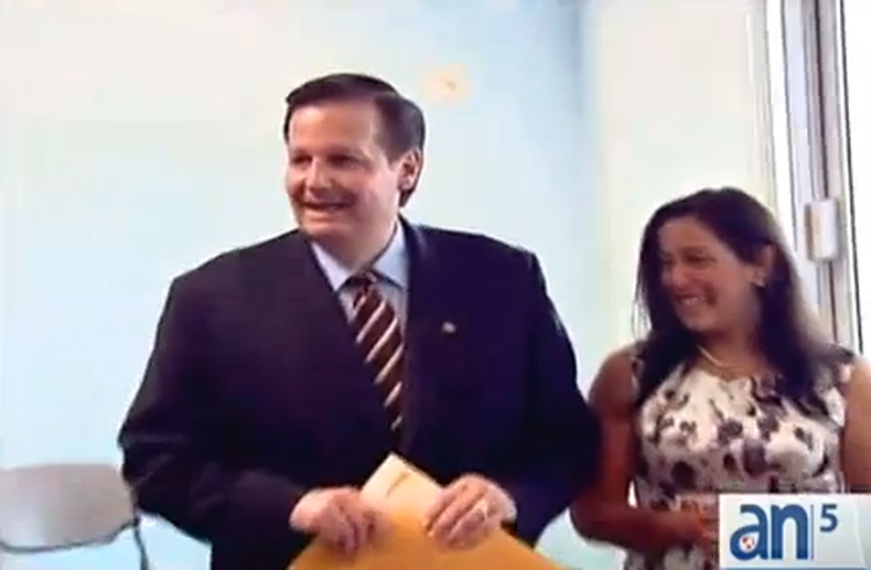 A punto de que inicie el esperado juicio al ex Alcalde de Hialeah Julio Robaina, se hace pública parte de su vida privada.