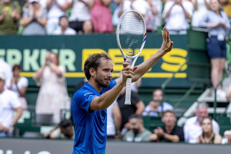 Daniil Medvédev de Rusia celebra tras vencer a Alexander Zverev de Alemania, durante su semifinal individual masculina, en el torneo de tenis de Halle, Alemania, el sábado 21 de junio de 2025. (David Inderlied/dpa vía AP)