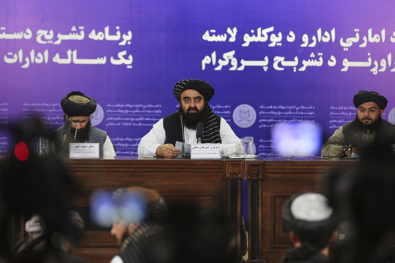 El ministro de exteriores de los talibanes Amir Khan Muttaqi (cent) habla con la prensa sobre gestiones para liberar a una pareja británica detenida en Kabul, Afganistán, el 23 de julio del 2025. (AP foto/Siddiqullah Alizai)
