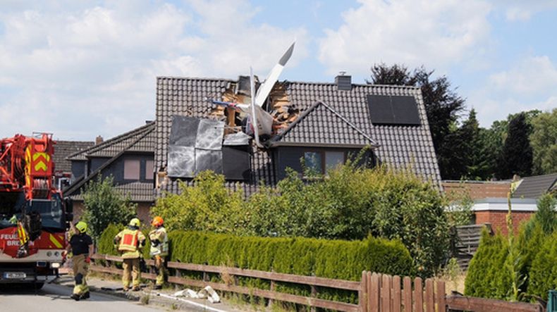 Servicios de emergencia acuden al lugar tras el accidente de una avioneta en el tejado de una casa en Ganderkesee, Alemania, el sábado 25 de julio de 2026. (Jörn Hüneke/dpa vía AP)