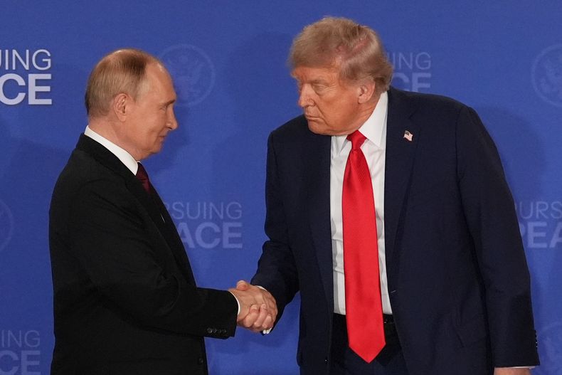 ARCHIVO – El presidente estadounidense Donald Trump, derecha, saluda a su homólogo ruso Vladímir Putin en una conferencia de prensa conjunta en la Base Conjunta Elmendorf-Richardson, en Alaska, el 15 de agosto de 2025. (AP Foto/Jae C. Hong, Archivo)