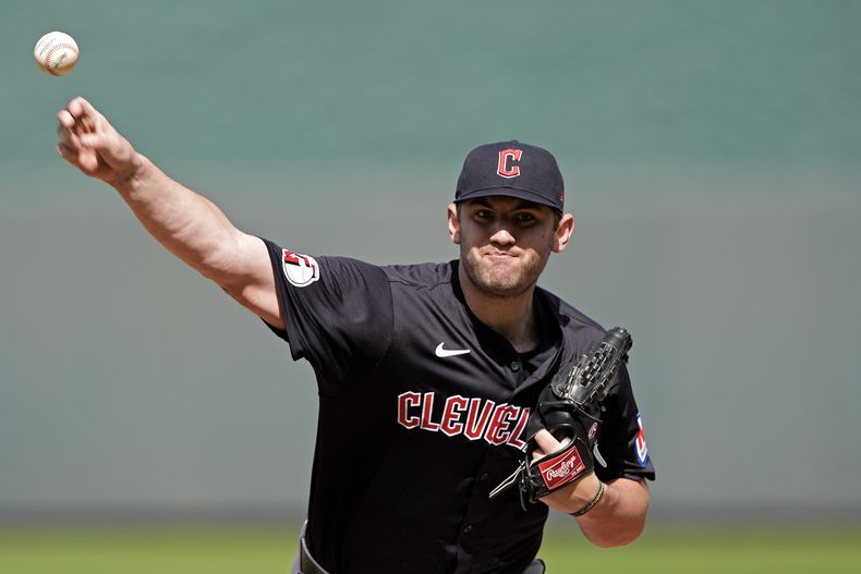 El lanzador abridor de los Guardianes de Cleveland, Gavin Williams lanza durante la primera entrada del juego de béisbol ante los Reales de Kansas City, el lunes 2 de septiembre de 2024, en Kansas City, Misuri. (AP Foto/Charlie Riedel)