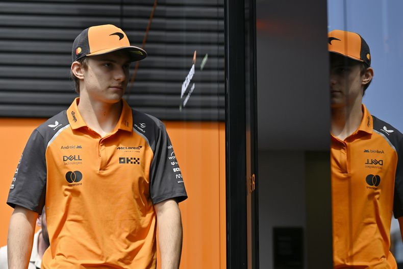 El piloto de McLaren, Oscar Piastri de Australia, camina por el paddock en el circuito de Hungaroring en Mogyorod, Hungría, el viernes 1 de agosto de 2025, antes del Gran Premio de Hungría de Fórmula 1. (AP Photo/Denes Erdos)