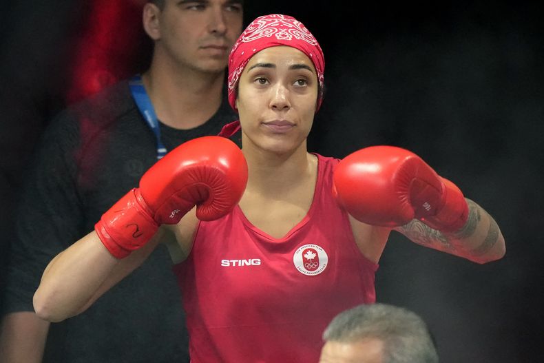 ARCHIVO - La canadiense Tammara Thibeault se prepara para disputar la final de las medianas ante la panameña Athyna Bylon en los Juegos Panamericanos de Santiago, el viernes 27 de octubre de 2023 (Frank Gunn/The Canadian Press via AP, archivo)