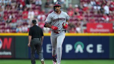 Daylen Lile, de los Nacionales de Washington, recorre las bases tras conectar un jonrón solitario durante la cuarta entrada de un partido de béisbol contra los Rojos de Cincinnati, el martes 12 de mayo de 2026, en Cincinnati. (Foto AP/Kareem Elgazzar)