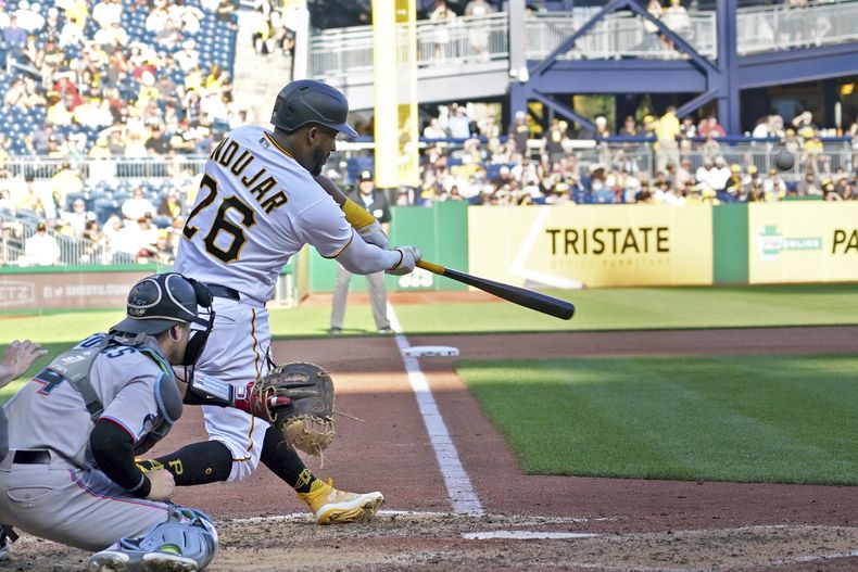 El dominicano Miguel Andújar de los Piratas de Pittsburgh conecta un doble remolcador ante los Marlins de Miami durante la 8va entrada del juego en Pittsburgh. Domingo 1 de octubre de 2023. (AP Foto/Matt Freed)