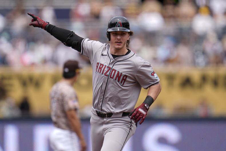 Jake McCarthy, de los Diamondbacks de Arizona, celebra después de batear jonrón de dos carreras durante la segunda entrada del juego de béisbol en contra de los Padres de San Diego, el domingo 9 de junio de 2024, en San Diego. (AP Foto/Gregory Bull)