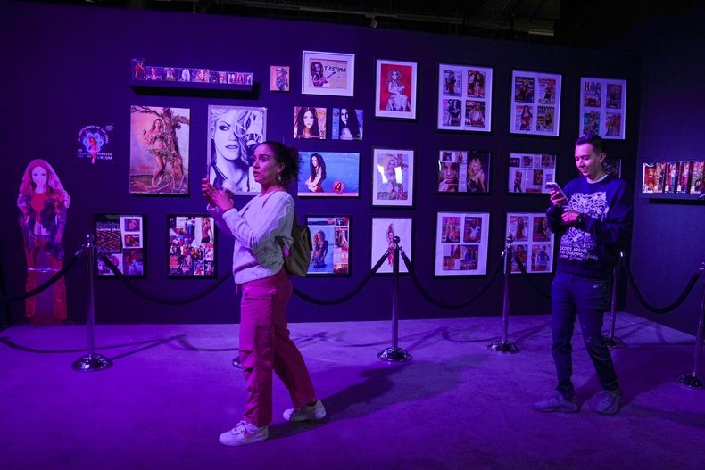 Personas se toman fotografías y videos en una galería emergente con una exposición sobre la cantante colombiana Shakira en la colonia Roma Norte de la Ciudad de México, el jueves 20 de marzo de 2025. (Foto AP/Marco Ugarte)
