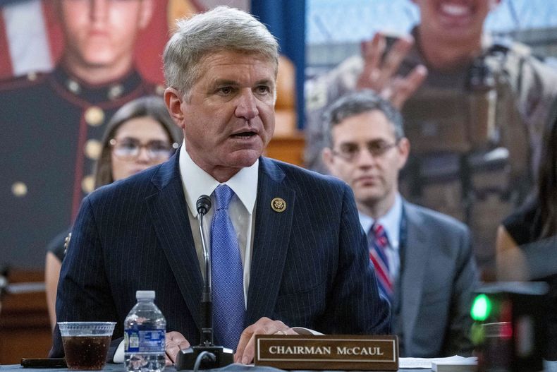 El representante republicano Michael McCaul, titular de la Comisión de Asuntos Exteriores de la Cámara de Representantes, en una audiencia en el Congreso en Washington el 29 de agosto de 2023. (Foto AP/Alex Brandon)
