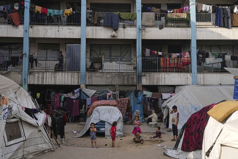 ARCHIVO - Palestinos desplazados viven en una escuela gestionada por UNRWA, una agencia de Naciones Unidas, en Ciudad de Gaza, el lunes 23 de junio de 2025. (AP Foto/Jehad Alshrafi, Archivo)