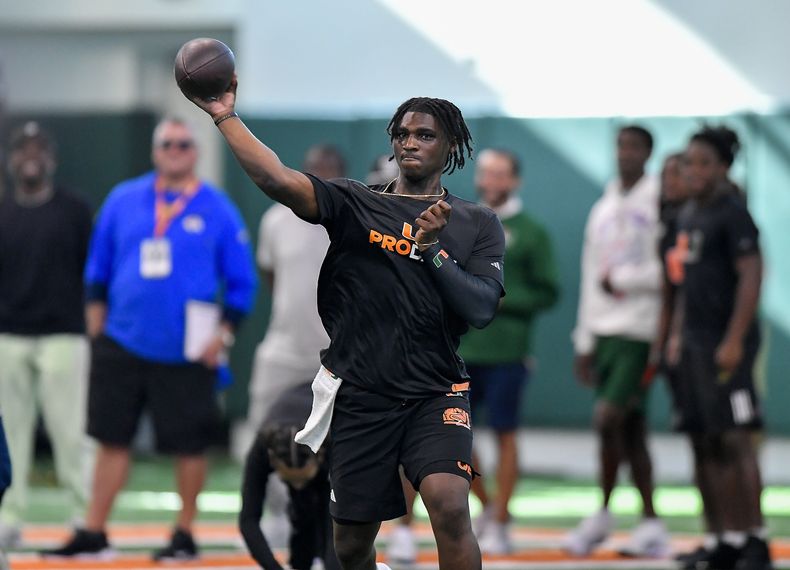 Cam Ward, quarterback de Miami, lanza el balón durante el pro day de la universidad de Miami, el lunes 24 de marzo de 2025, en Coral Gables, Florida. (AP Foto/Michael Laughlin)