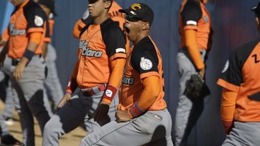 americateve | El jugador de Villa Clara, Ram&oacute;n Lunar, centro, bosteza durante un entrenamiento antes de un partido contra Industriales por la liga cubana de b&eacute;isbol el 18 de enero de 2014. Lunar sufri&oacute; heridas en el rostro al ser golpeado por un ba
