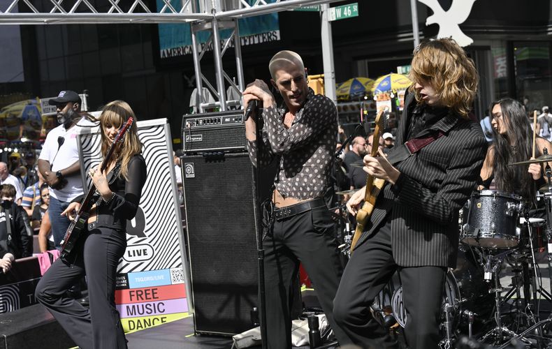 Victoria De Angelis, izquierda, Damiano David, Thomas Raggi y Ethan Torchio de la banda de rock italiana Måneskin durante su presentación en Times Square el viernes 15 de septiembre de 2023, en Nueva York. (Foto Evan Agostini/Invision/AP)