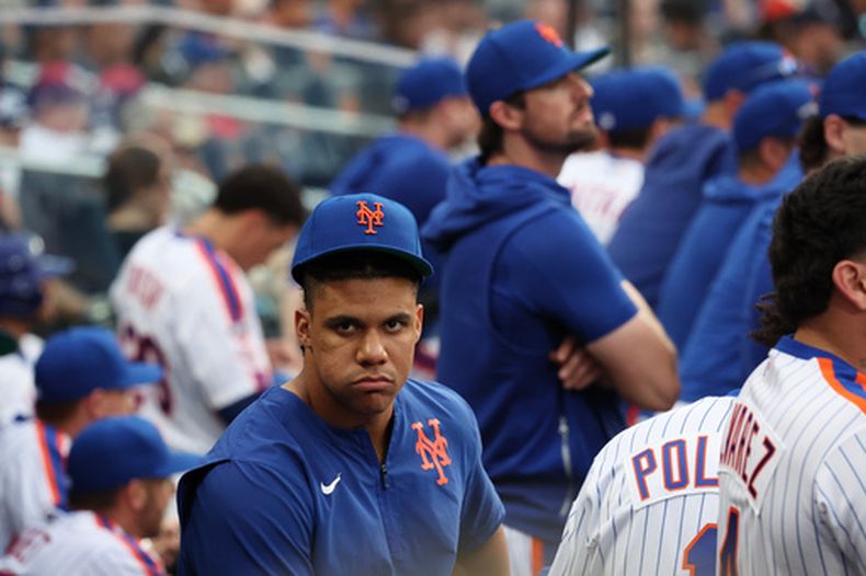 El jugador lesionado de los Mets de Nueva York, Juan Soto, observa desde la cueva durante la novena entrada de un partido de béisbol contra los Marlins de Miami, el sábado 1 de agosto de 2026, en Nueva York. (Foto AP/Heather Khalifa)