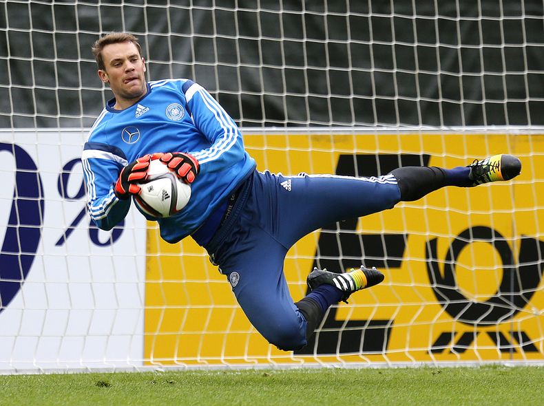 El arquero de la selecci&oacute;n de Alemania, Manuel Neuer, realiza una atajada en un entrenamiento el 7 de octubre de 2014 en Francfort, Alemania. (AP Photo/Michael Probst,file)