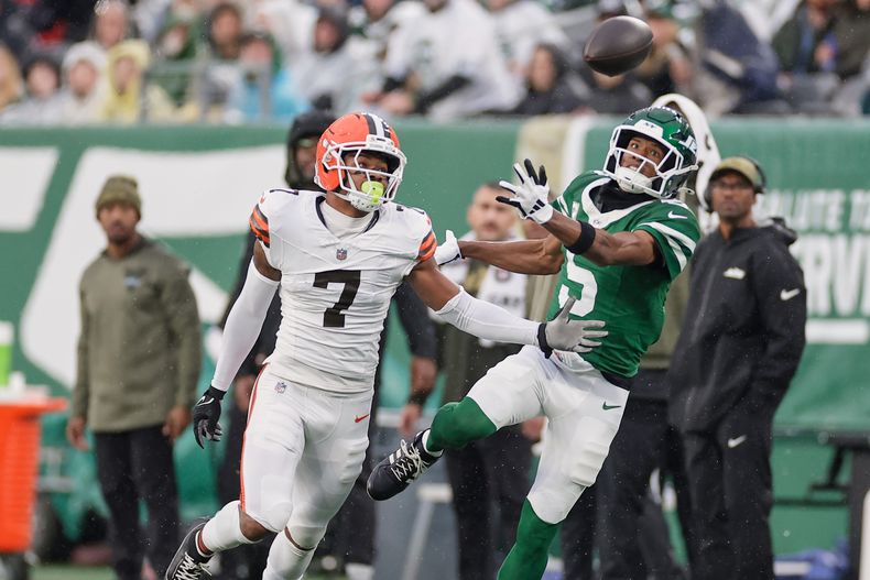 El cornerback de los Browns de Cleveland Tyson Campbell y el receptor de los Jets de Nueva York Garrett Wilson dan seguimiento a un pase incompleto en el encuentro del domingo 9 de noviembre del 2025. (AP Foto/Adam Hunger)