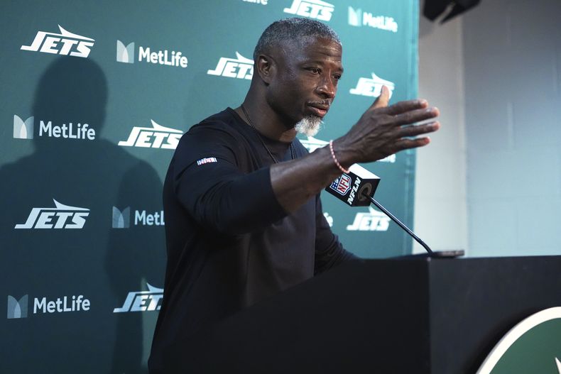 El entrenador principal de los Jets de Nueva York, el estadounidense Aaron Glenn, habla con los reporteros después de un juego de fútbol americano de pretemporada de la NFL contra los Eagles de Filadelfia en East Rutherford, N.J., el viernes 22 de agosto de 2025. (AP Photo/Frank Franklin)