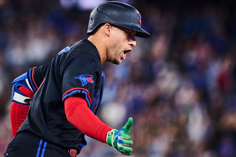 George Springer, de los Azulejos de Toronto, recorre las bases tras sacudir un jonrón ante los Marineros de Seattle, el viernes 28 de agosto de 2026 (Sammy Kogan/The Canadian Press via AP)