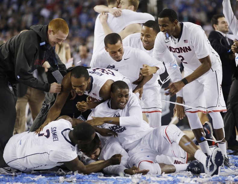 Los jugadores de Connecticut festejan luego de derrotar a Kentucky en la final del basquetbol colegial de Estados Unidos, el lunes 7 de abril de 2014, en Arlington, Texas  (AP Foto/David J. Phillip)
