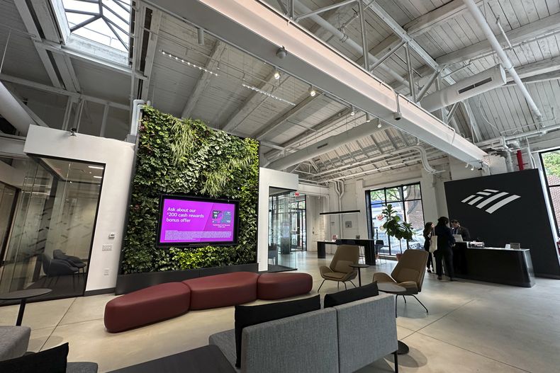 Una sucursal remodelada de Bank of America, en la sección de Williamsburg en Brooklyn, ciudad de Nueva York, el 16 de mayo del 2024.. (Foto AP/Peter Morgan)