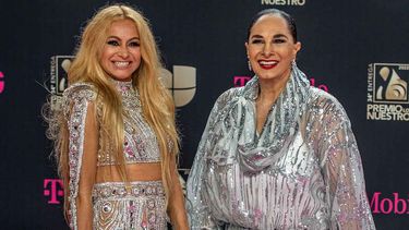 con el corazon en la mano y profundo dolor: el emotivo mensaje de paulina rubio ante la muerte de su mama, susana dosamantes