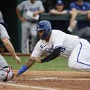 El venezolano Salvador Perez de los Reales de Kansas City evita el out del catcher Will Smith de los Dodgers de Los Ángeles en el encuentro del sábado 1 de julio del 2023.(AP Foto/Colin E. Braley)