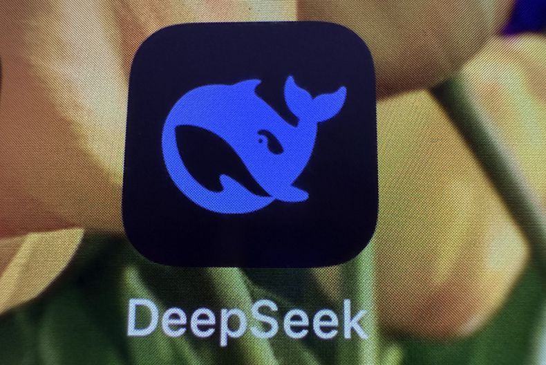 El logo de DeepSeek en un iPhone el 27 de enero de 2025 en Washington. (AP foto/Jon Elswick)